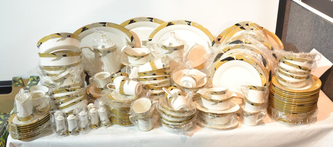 NORITAKE "GRAND VISION" DINNER SERVICE: NORITAKE "GRAND VISION" DINNER SERVICE CONSISTING OF (4) LARGE PLATTERS, (6) MEDIUM PLATTERS, (3) LARGE ROUND PLATTERS, (12) DINNER PLATES, (20) LUNCHEON PLATES, (8) SALT & PEPPERS, (12) CAKE PLATES, 