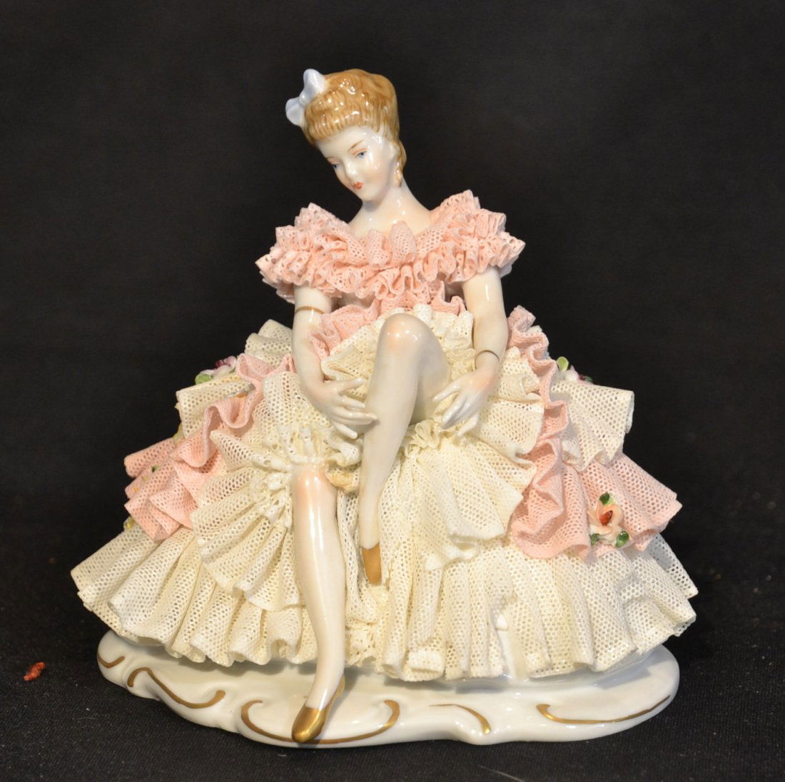 DRESDEN GIRL IN LACE DRESS - 5 3/4" (LACE LOSS)