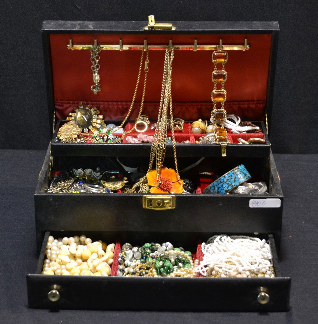 ASSORTED COSTUME JEWELRY INCLUDING CORO & WIESS: IN PRESENTATION CASE