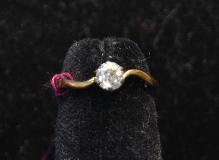 14kt SOLITAIRE DIAMOND RING - SIZE 4 3/4: 14kt SOLITAIRE DIAMOND RING - SIZE 4 3/4