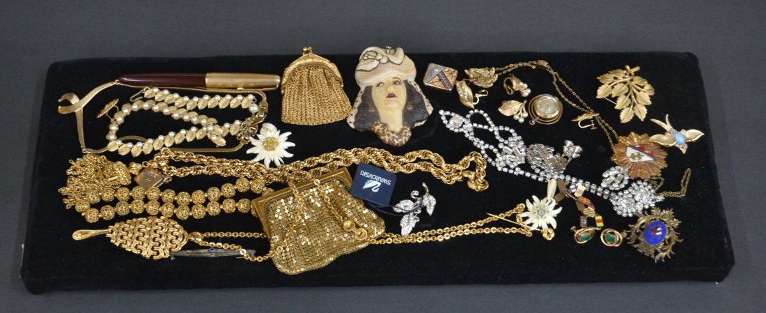 ASSORTED COSTUME JEWELRY INCLUDING TRIFARI JELLY: PIN, VICTORIAN GOLD FILLED JEWELRY, NECKLACES & MESH BAGS