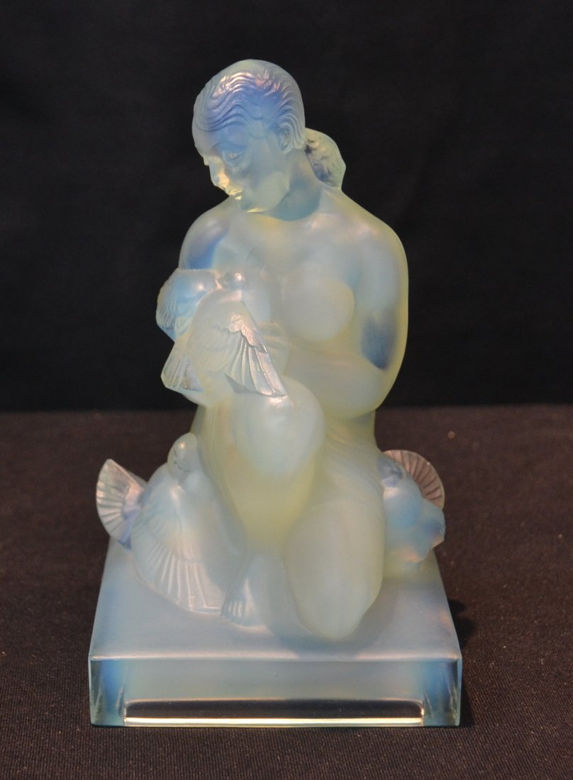 SABINO ART GLASS OF YOUNG WOMAN WITH DOVES: "JEUNNE FILLE AUX COLOMBES" - 3 3/4" x 3" x 6 1/2'