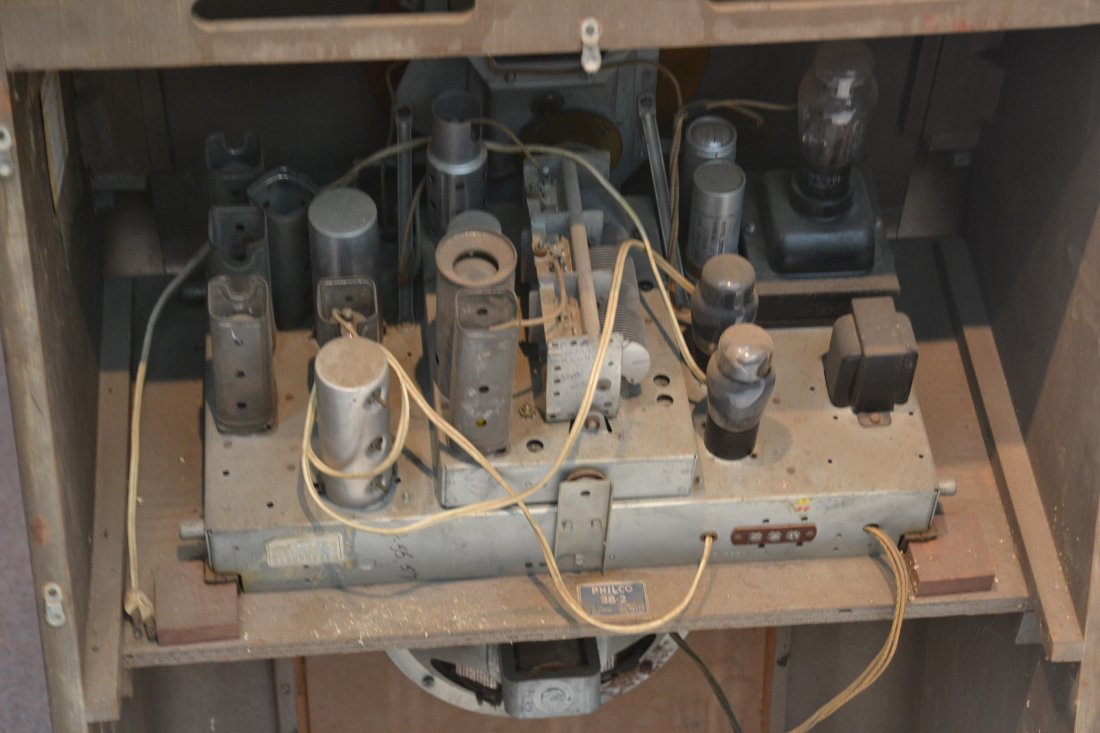 DECO PHILCO CONSOLE RADIO ; MODEL 38-2 - 8