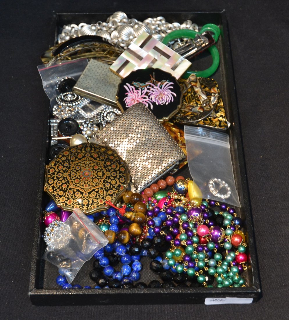 ASSORTED COSTUME BEADS & COMPACTS: ASSORTED COSTUME BEADS & COMPACTS