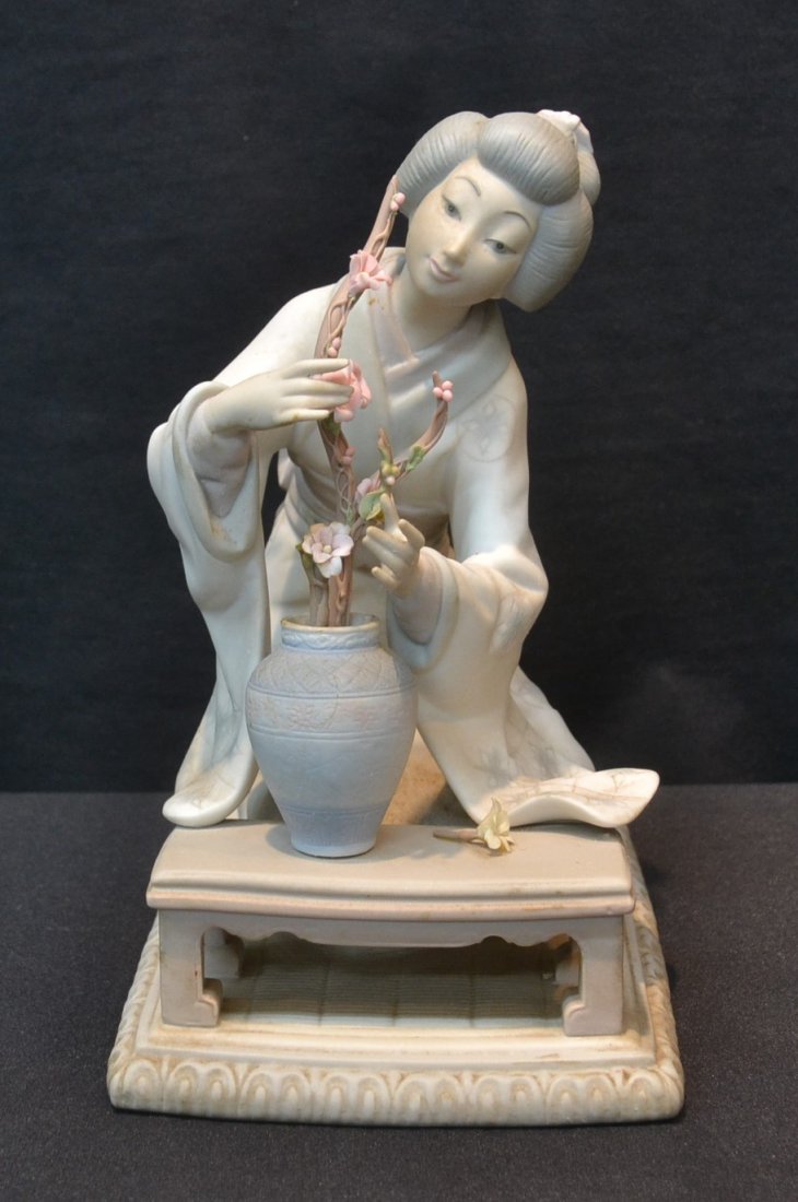 MATTE FINISH LLADRO GEISHA GIRL WITH FLOWERS: 4 1/2' x 7 1/2'