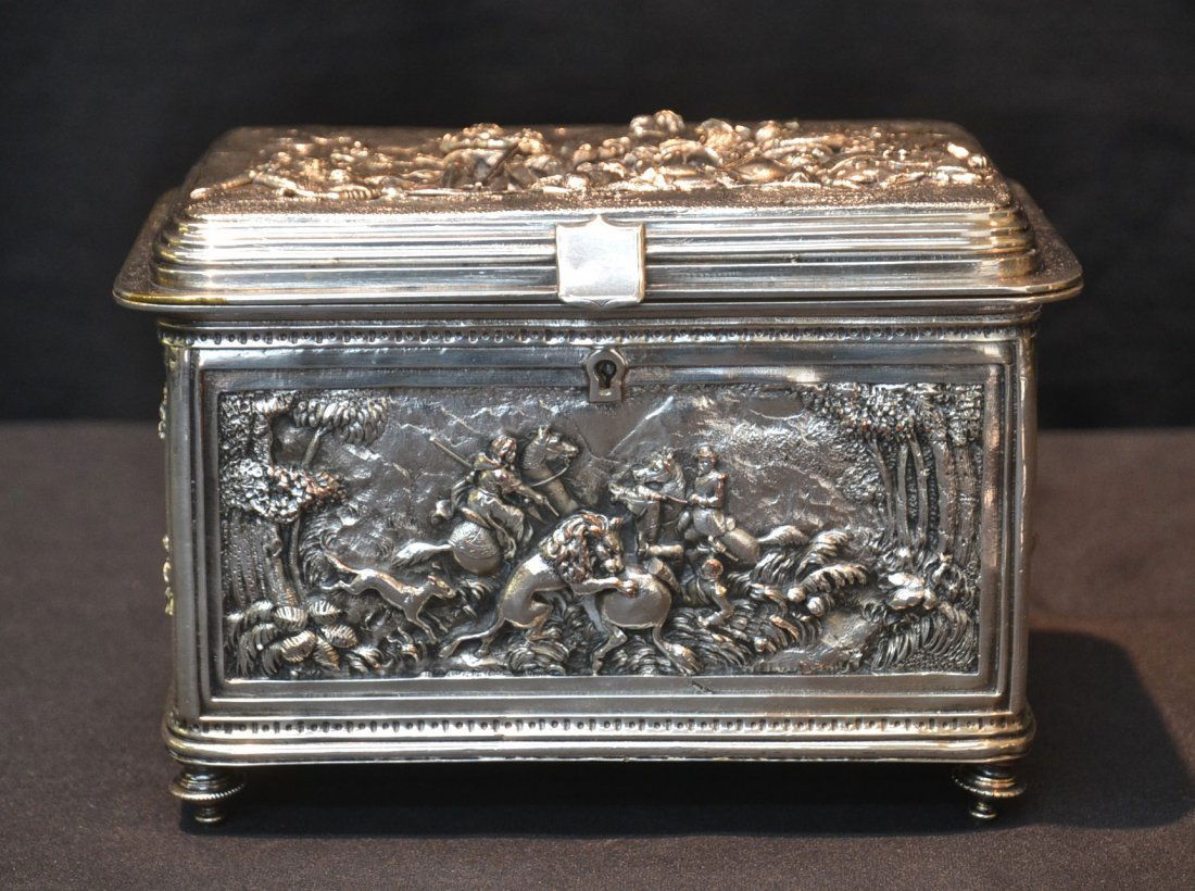 VICTORIAN ENGLISH FIGURAL BOX WITH SCENES: ON EVERY PANEL DEPICTING BATTLE SCENES, ANIMALS & FIGURES ON HORSES WITH VELVET INTERIOR- 7" x 5" x 5"