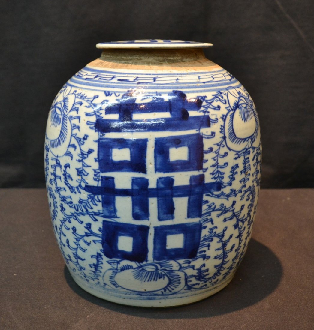 CHINESE BLUE & WHITE COVERED GINGER JAR: 9" x 9 1/2"