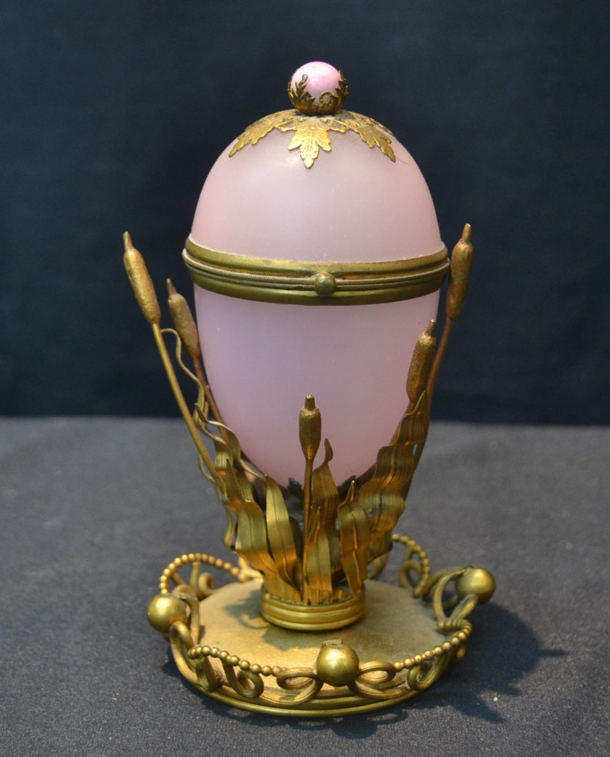 PINK OPALINE HINGED EGG FORM BOX SET IN GILT FRAME: 3 1/2" x 6"