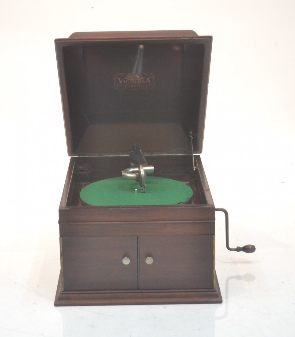 MAHOGANY TABLE TOP VICTROLA: 16" x 20" x 14"
