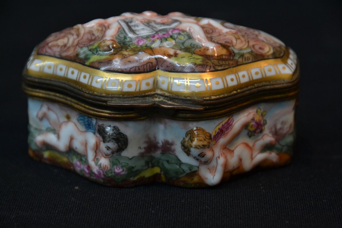 CAPODIMONTE SNUFF BOX WITH RAISED MUSICAL THEME: CHERUBS - 3 3/4" x 2" x 1 3/4"