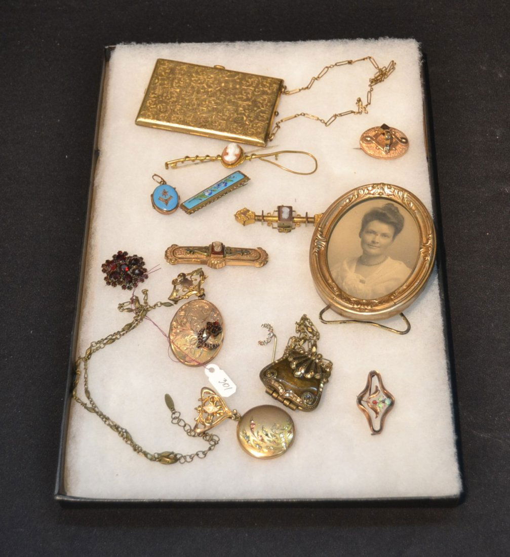 TRAY OF ASSORTED VICTORIAN PINS , PURSE & LOCKETS (1 of 7)