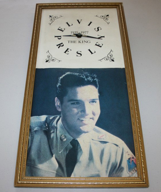 ELVIS PRESLEY: ELVIS PRESLEY - Elvis presentation clock with colour image and gold frame surround. Instead of numbers, the clock simply reads 'ELVISPRESLEY' in a circle with "1935-1977 The King" written in the centr