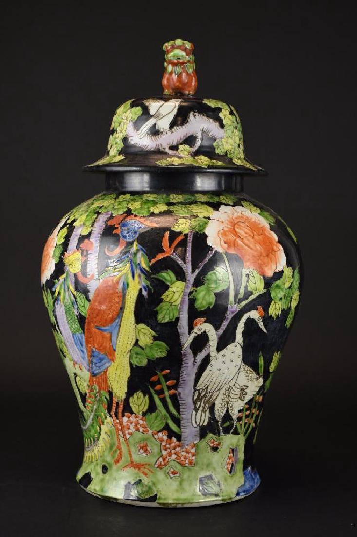 Chinese Wucai Glaze Lidded Jar (1 of 11)