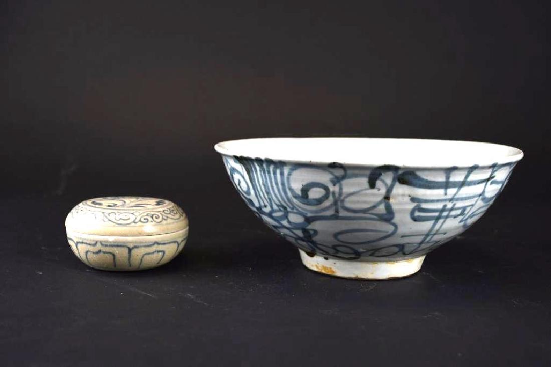 Two Chinese Porcelain Items (1 of 8)