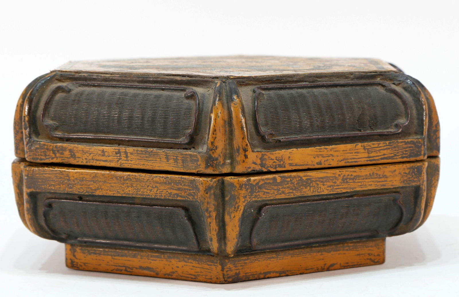 An Archaic lacquer 'Dragon' Box - 3