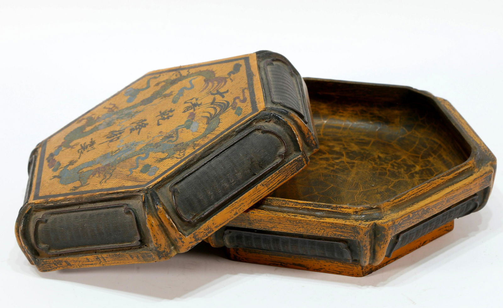 An Archaic lacquer 'Dragon' Box - 4