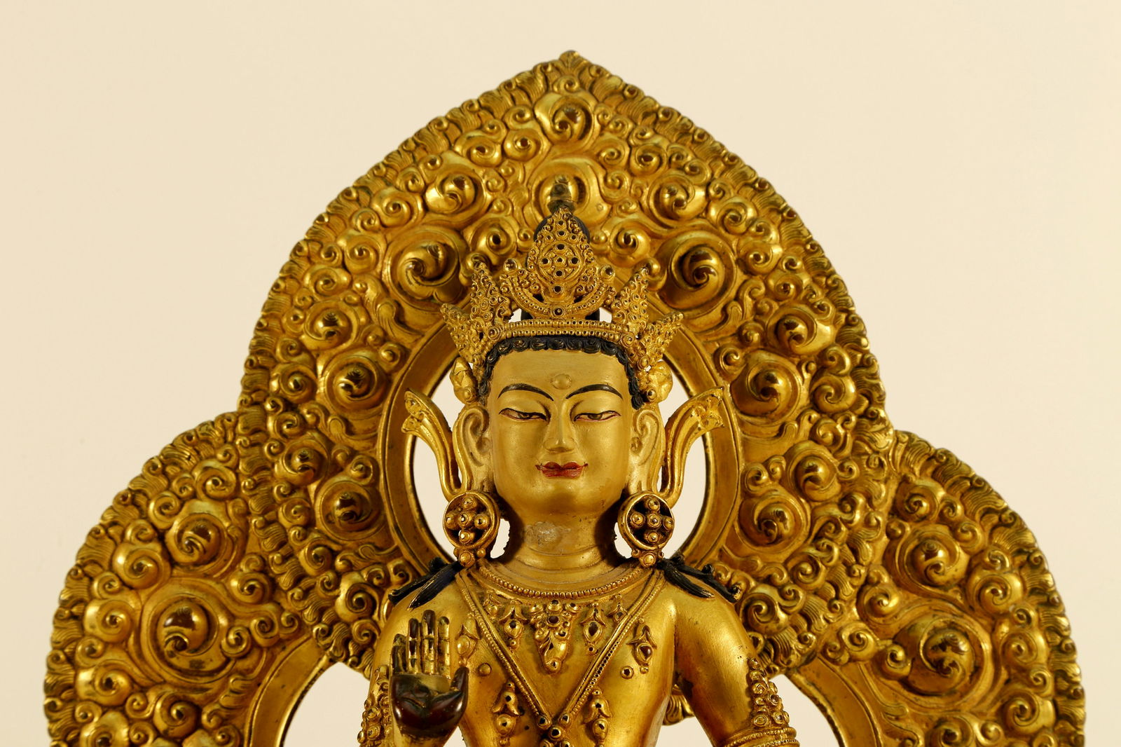 An Exquisite Gilt Bronze Backscreen Guanyin - 2
