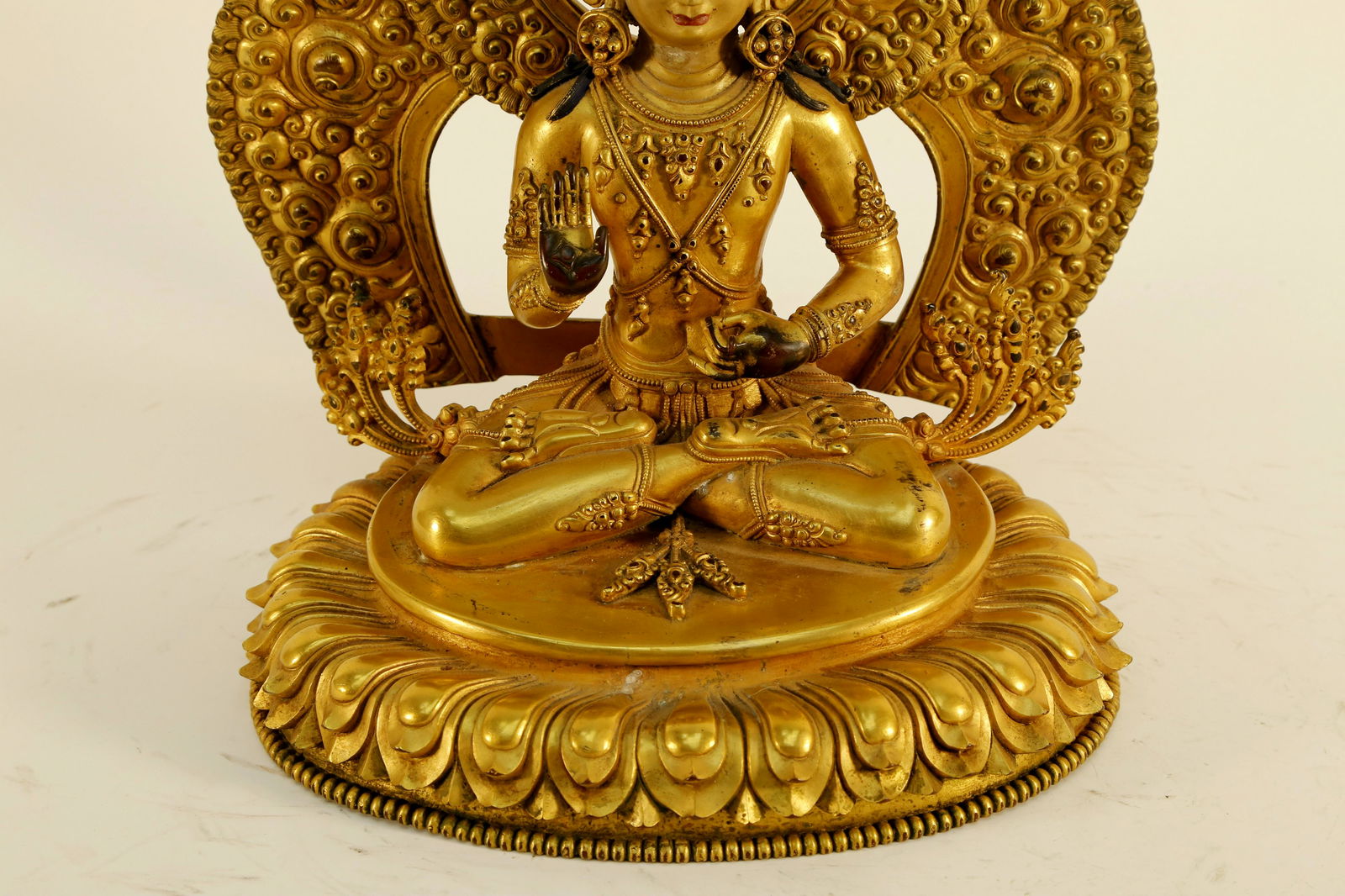 An Exquisite Gilt Bronze Backscreen Guanyin - 3