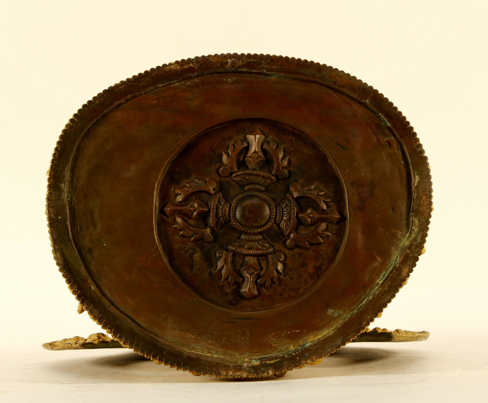 An Exquisite Gilt Bronze Backscreen Guanyin - 9