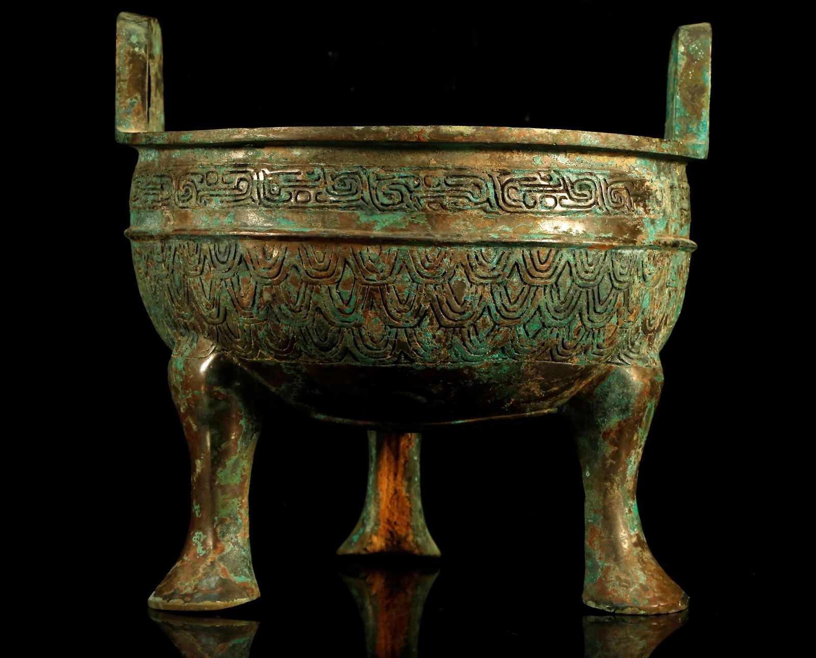 An Exquisite Bronze Taotie-Pattern Tripod . - 6