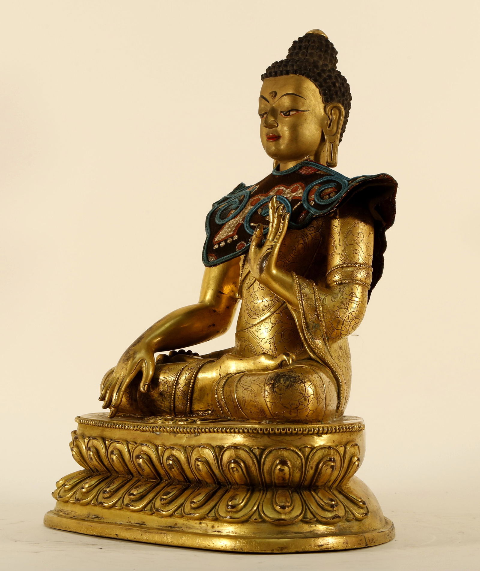 An Impressive Gilt Bronze Sakyamuni - 7
