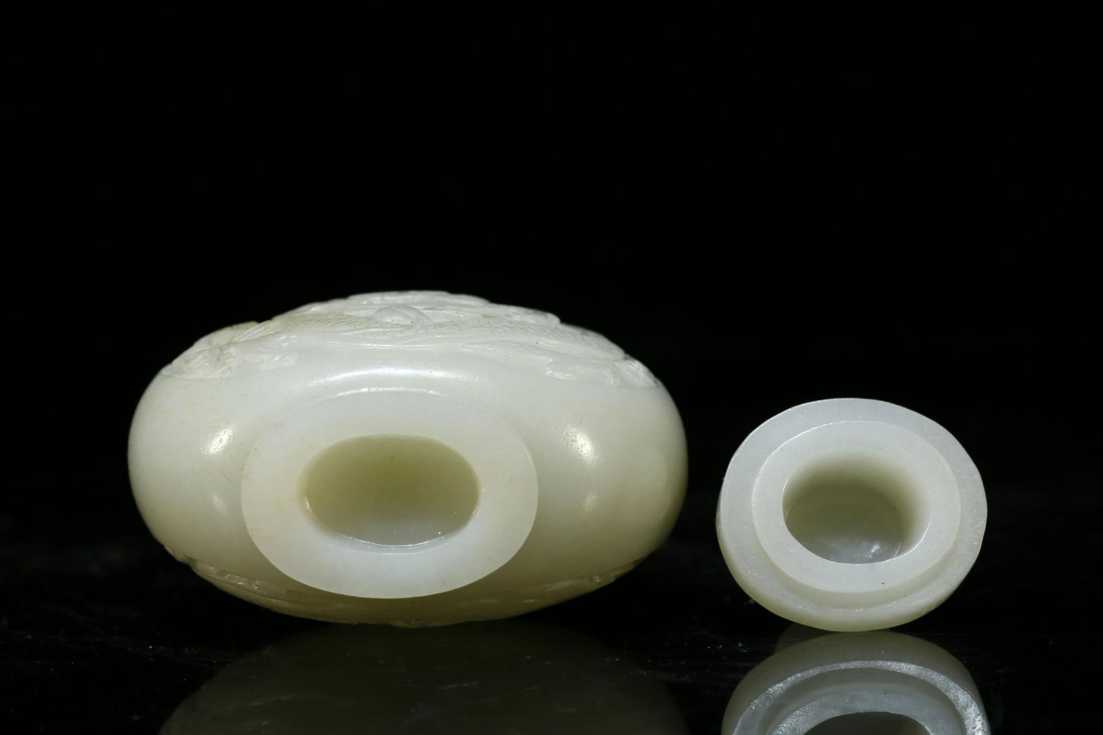A White Jade 'Dragon' Bottle - 9