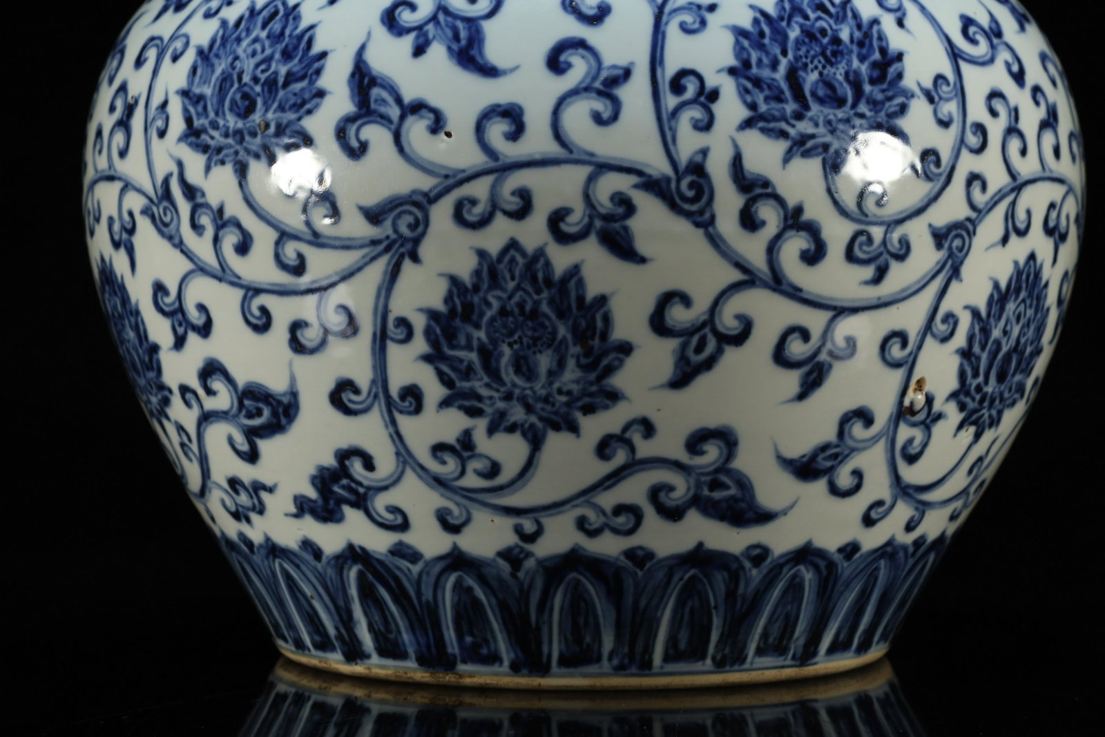 A Blue and White Interlocking Lotus Large Jar - 3