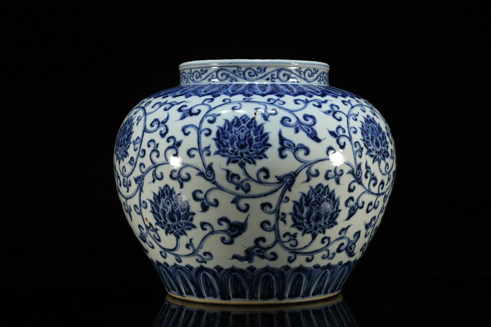A Blue and White Interlocking Lotus Large Jar - 4