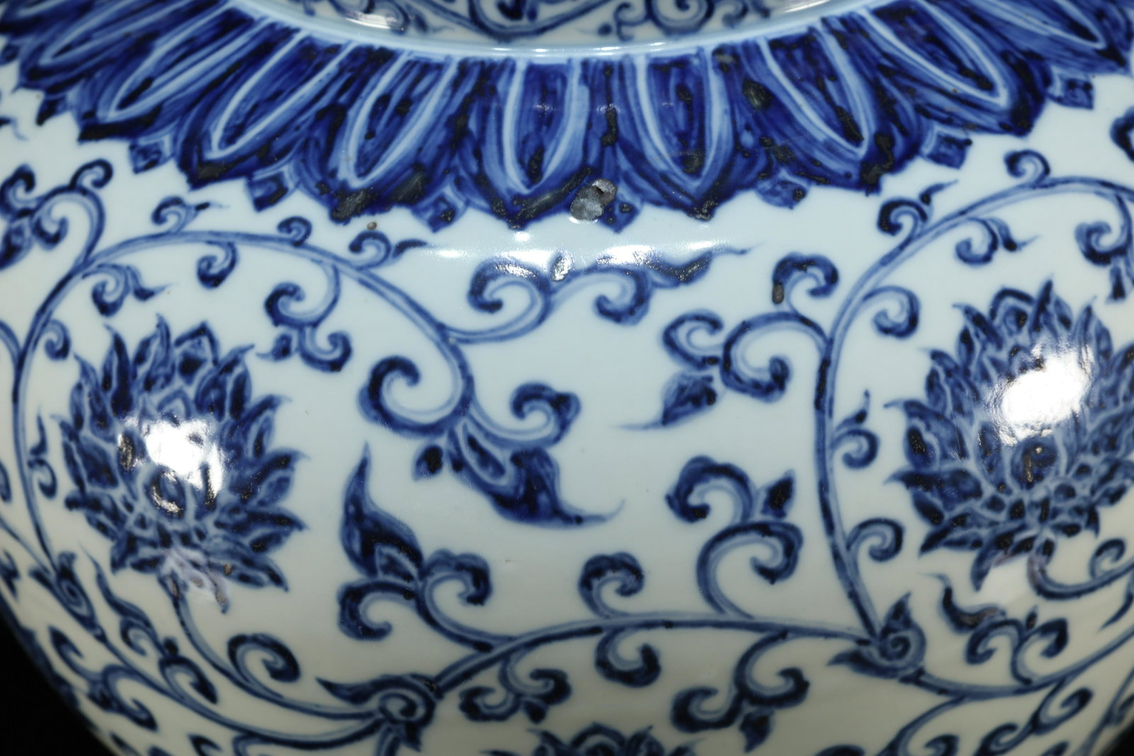 A Blue and White Interlocking Lotus Large Jar - 7