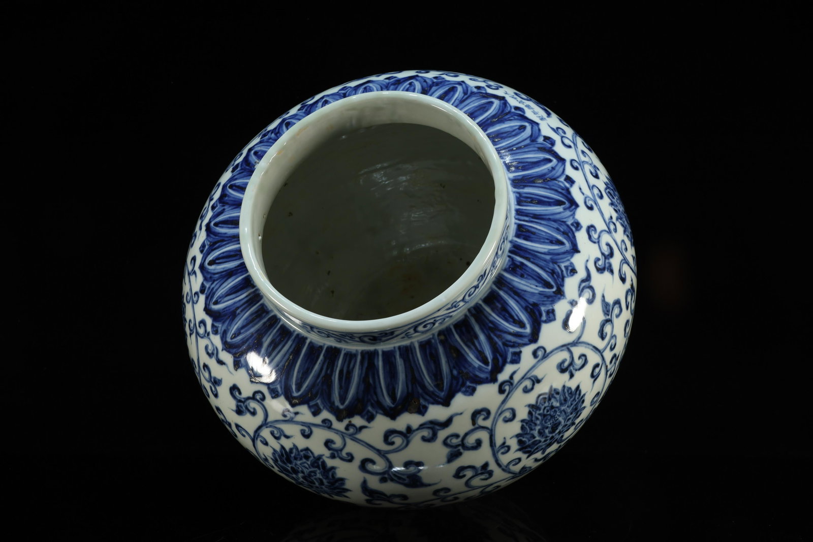 A Blue and White Interlocking Lotus Large Jar - 8