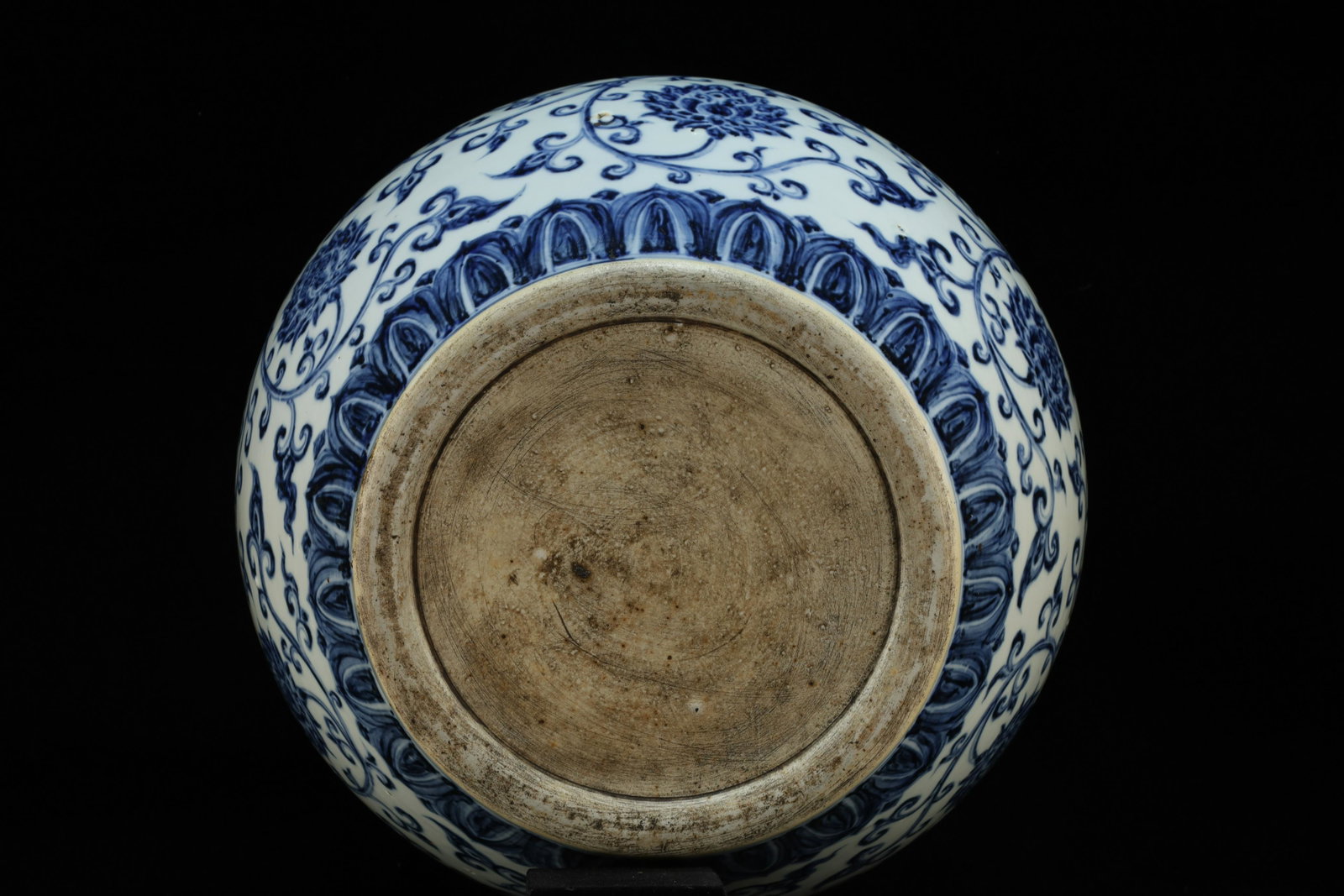 A Blue and White Interlocking Lotus Large Jar - 9