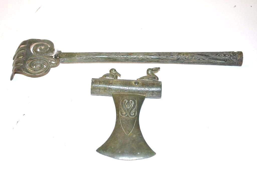 Two Chinese Bronze Items (1 of 8)