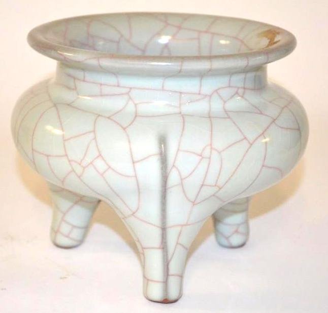 Chinese Celadon Glaze Porcelain Tripod Bowl (1 of 6)