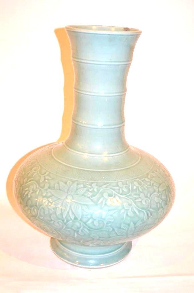 Chinese Celadon Glaze Vase (1 of 10)