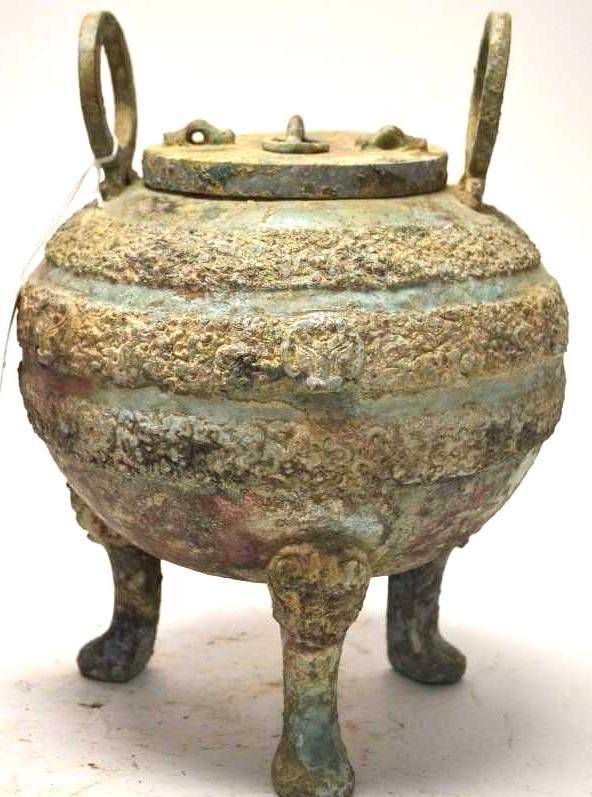 Chinese Bronze Tripod Vessel (1 of 10)