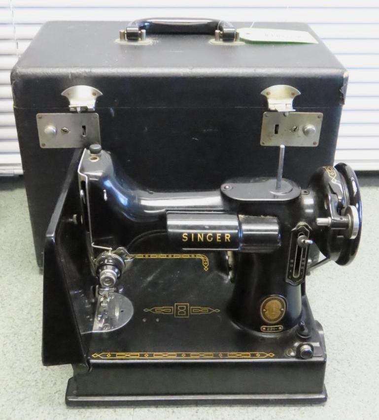 Singer Featherweight 221 Sewing Machine w/Case (1 of 10)