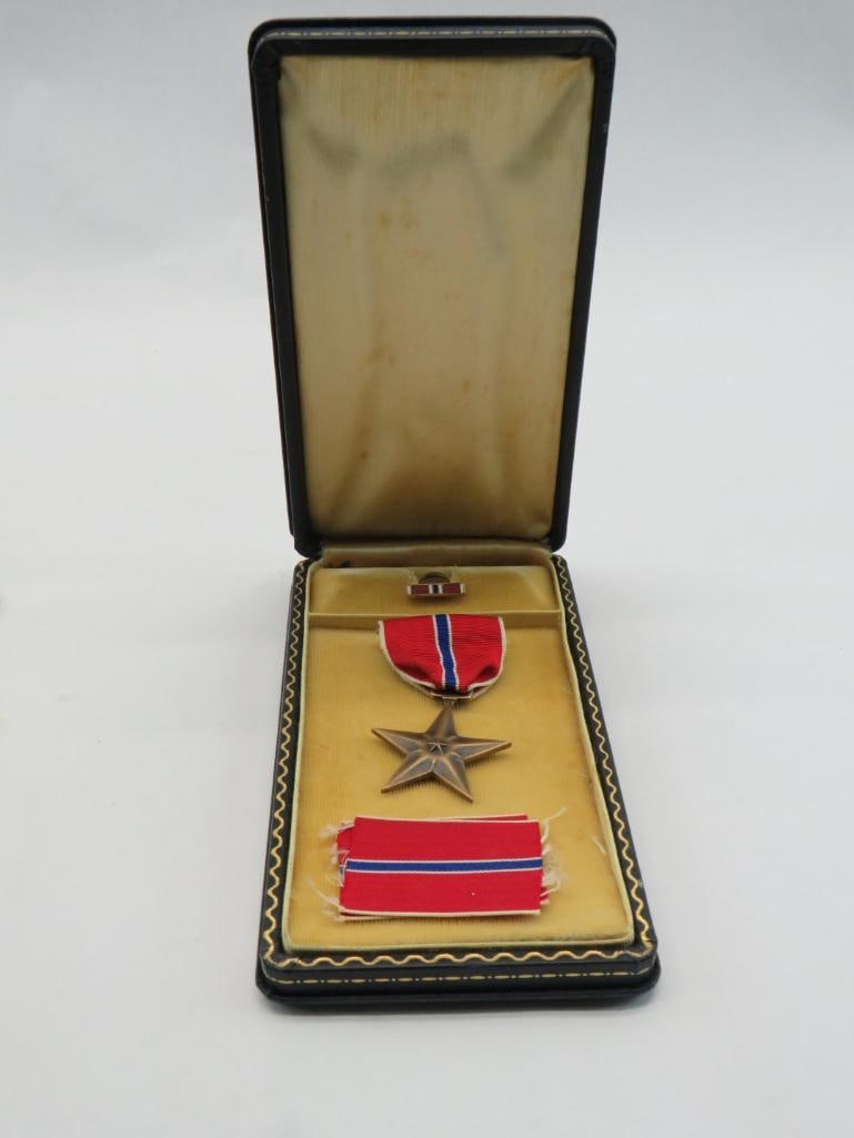 Vintage Bronze Star Medal and Case (1 of 3)