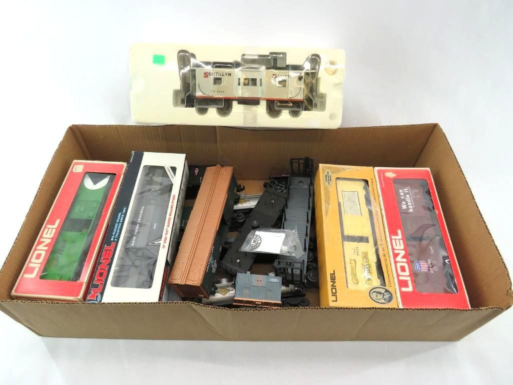 (19) O Gauge Train Cars & Accessories: most are Lionel