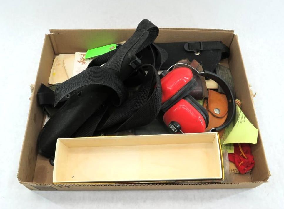 Sportsman's Lot: incl.: holsters; ear muffs; rear rifle sight; belt buckle