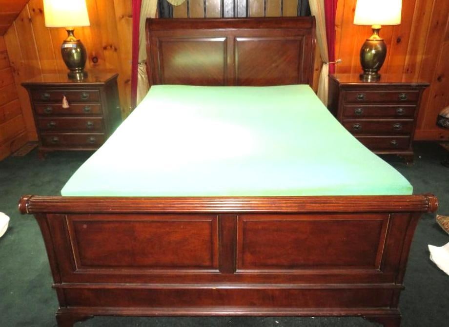 Queen Bedroom Set (1 of 10)