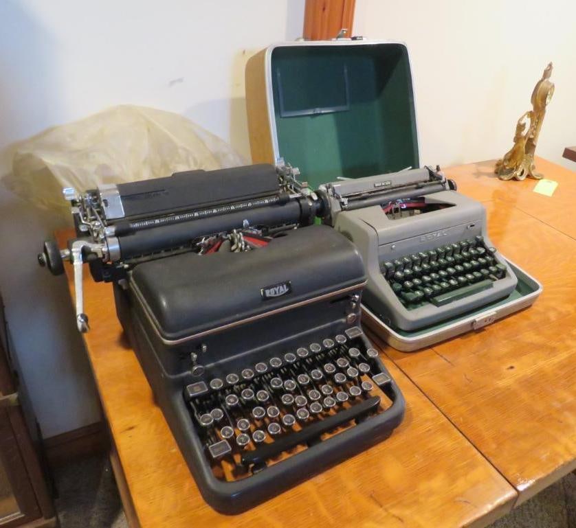 (2) Royal Vintage Ribbon Typewriters (1 of 16)