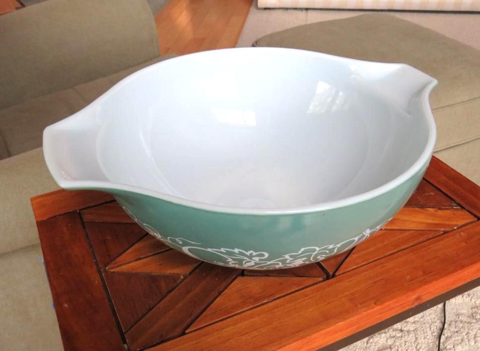 Vintage Pyrex Bowl: 10" dia., 4" deep, Location: kitchen