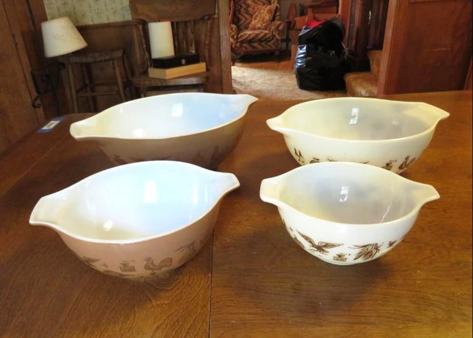 (4) Pyrex Nesting Mixing Bowls (1 of 12)