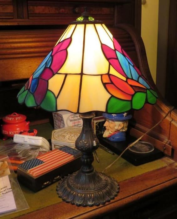 Tiffany Style Stained Glass Desk Lamp: Tiffany Style Stained Glass Desk Lamp