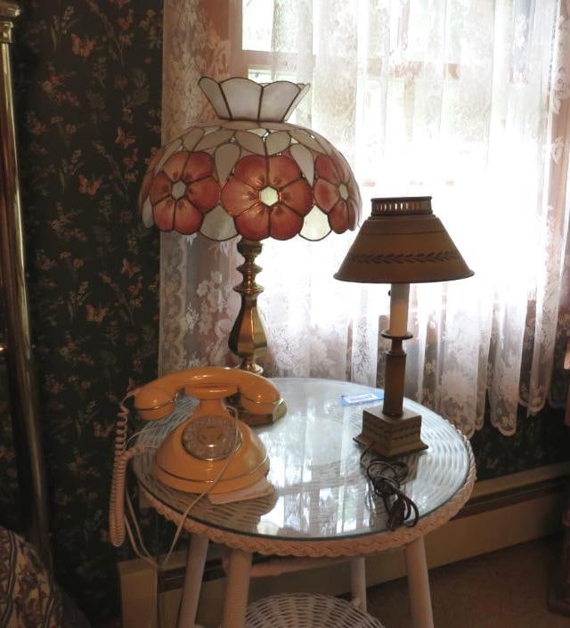 Wicker Side Table/ Lamp (1 of 6)