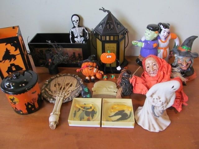 (18pc.) Group of Halloweenalia: Lanterns are (8-9 inches)