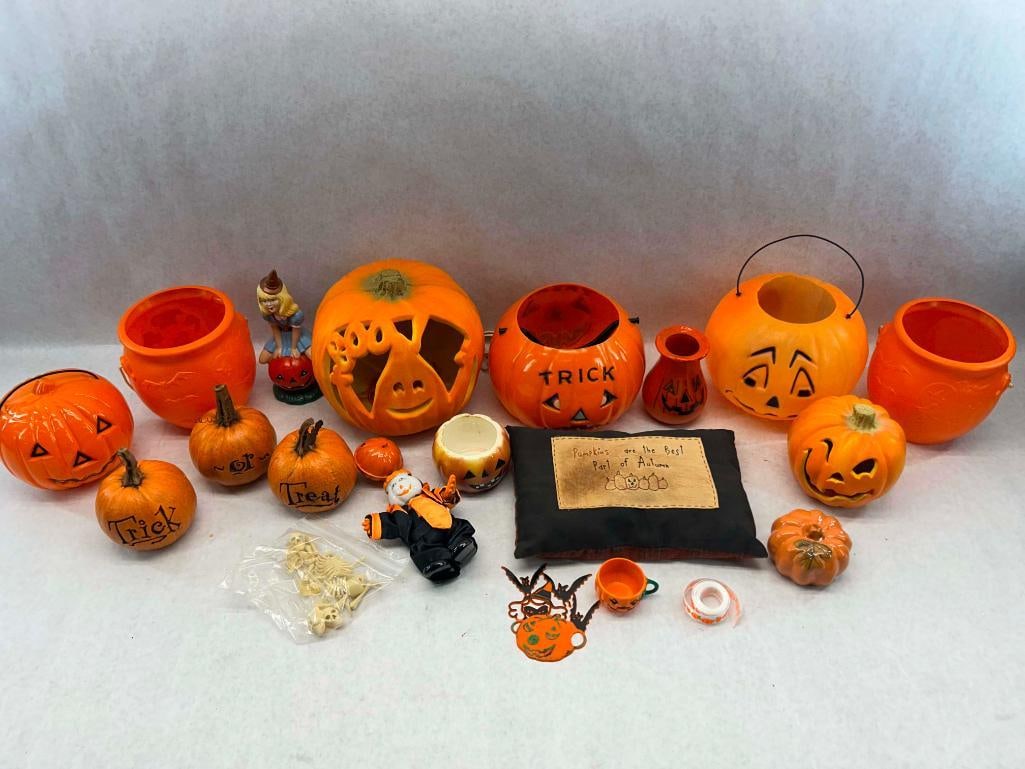 (20pc.) Pumpkin Lot: lighted one is (9") in diameter
