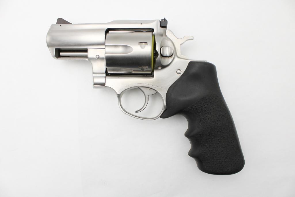 Ruger Super Redhawk Alaskan Double Action Revolver: s.n. 530-56510, .44 Magnum, stainless steel, 2.5" barrel, with leather holster, in excellent condition with the factory case. Modern (25-0173)