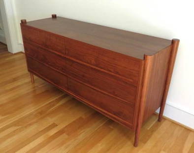 Thomas Moser Walnut Six Drawer Chest: oav. 61" x 20.5" x 30.5" h