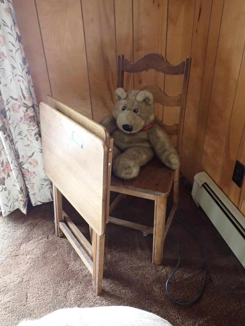 (2) Chairs & (3) TV Tables (1 of 5)